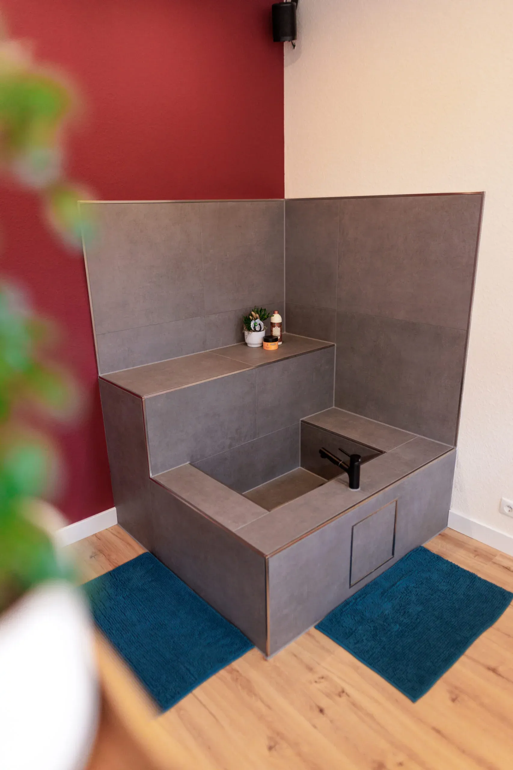 Zengarten mit Buddha-Figur auf einem Tisch, Symbol für Achtsamkeit und Entspannung in der Praxis Körperliebe.